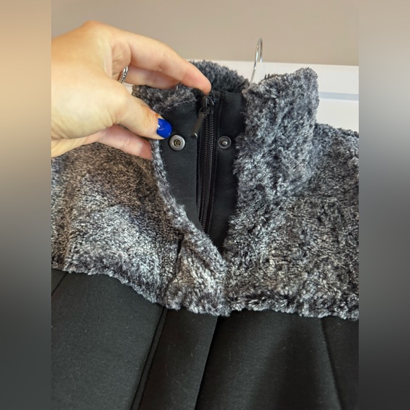 THE NORTH FACE BLACK FAUX FUR WOMENS VEST - Picture 6 of 9